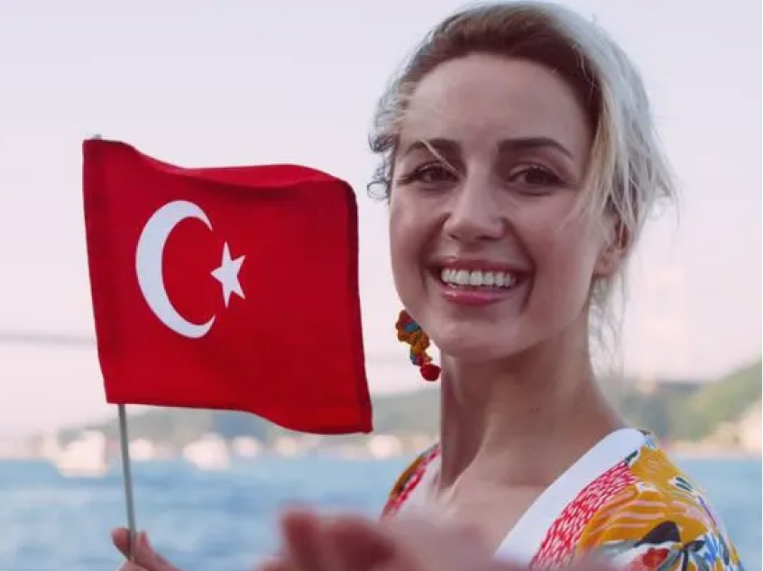 Belle femme turque souriante au bord de mer